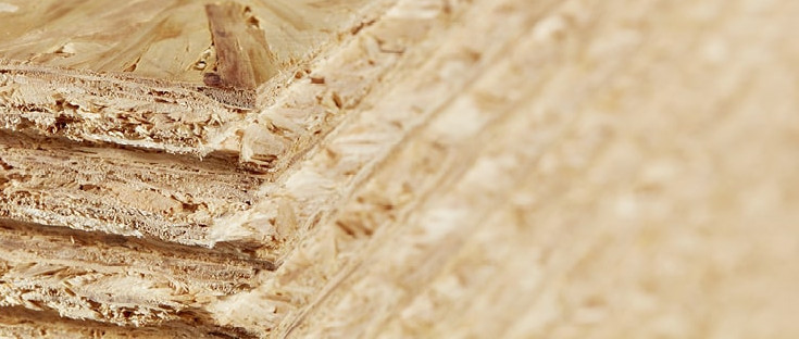 OSB-Platten mit grober Spanstruktur, stabil und vielseitig einsetzbar für Bau- und Innenausbauprojekte.