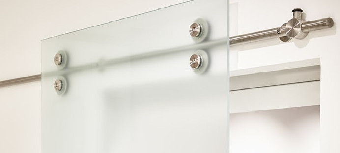 Schiebetüren aus Milchglas mit sichtbarer Stange und Gleiträdern.