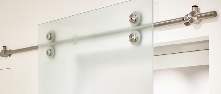 Schiebetüren aus Milchglas mit sichtbarer Stange und Gleiträdern.
