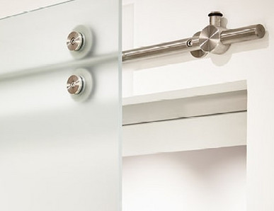 Schiebetüren aus Milchglas mit sichtbarer Stange und Gleiträdern.