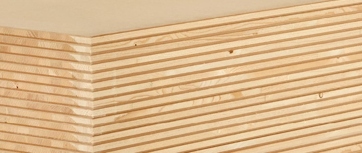 Nahaufnahme einer Tischlerplatte mit mehrschichtigem Holzaufbau, ideal für den Möbel- und Innenausbau.