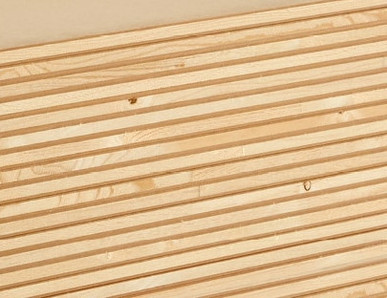 Nahaufnahme einer Tischlerplatte mit mehrschichtigem Holzaufbau, ideal für den Möbel- und Innenausbau.