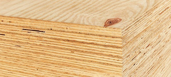 Nahaufnahme von Bausperrholz mit sichtbarer Schichtenverleimung und natürlicher Holzmaserung.