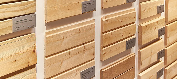 Ausschnitt einer Ausstellung mit verschiedenen Hobelwaren-Elementen