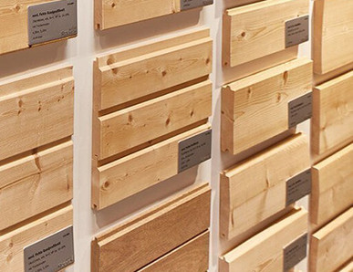 Ausschnitt einer Ausstellung mit verschiedenen Hobelwaren-Elementen