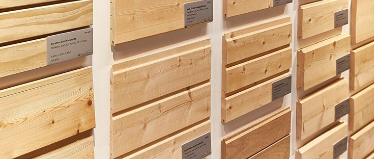 Ausschnitt einer Ausstellung mit verschiedenen Hobelwaren-Elementen