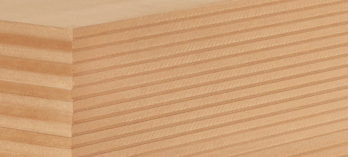 Nahaufnahme einer MDF-Platte mit feiner Schichtung, ideal für Möbelbau und Innenausbau.