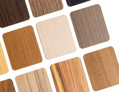 Verschiedene Muster von Schichtstoff- und Kompaktplatten in unterschiedlichen Holz- und Farbdekoren für Möbel- und Innenausbau.