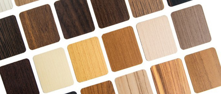 Verschiedene Muster von Schichtstoff- und Kompaktplatten in unterschiedlichen Holz- und Farbdekoren für Möbel- und Innenausbau.