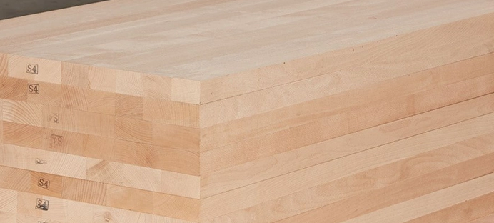 Gestapelte Massivholzplatten mit durchgehenden Lamellen, ideal für den Möbel- und Innenausbau.