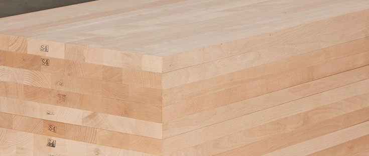 Gestapelte Massivholzplatten mit durchgehenden Lamellen, ideal für den Möbel- und Innenausbau.