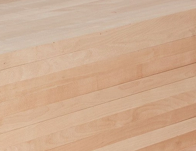 Gestapelte Massivholzplatten mit durchgehenden Lamellen, ideal für den Möbel- und Innenausbau.