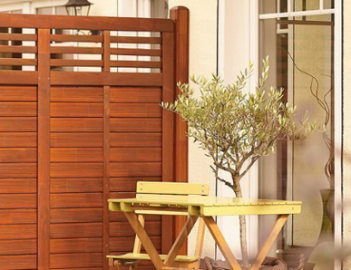 Sichtschutzzaun aus Holz für mehr Privatsphäre und eine stilvolle Abgrenzung zum Nachbargrundstück.