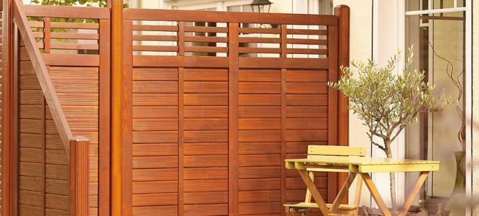 Sichtschutzzaun aus Holz für mehr Privatsphäre und eine stilvolle Abgrenzung zum Nachbargrundstück.