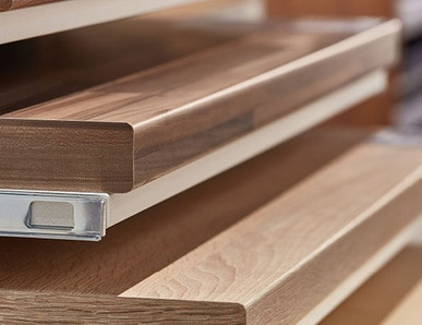 Gestapelte Holzarbeitsplatten mit Metallschienen, ideal für Küchen- und Möbelbau.