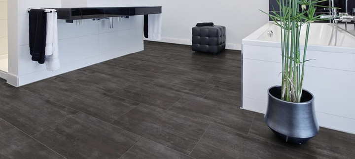 Hochwertiges dunkles Vinyl wurde im Badezimmer verlegt.