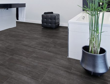 Hochwertiges dunkles Vinyl wurde im Badezimmer verlegt.