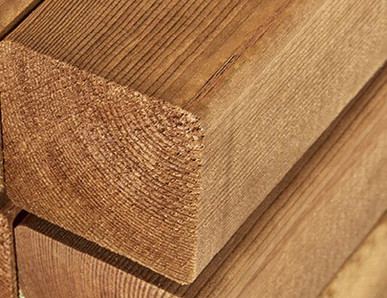 Gestapeltes Konstruktionsholz auf Lager.