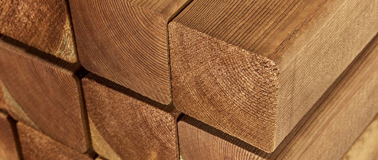 Gestapeltes Konstruktionsholz auf Lager.