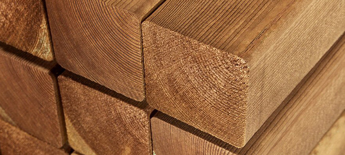 Gestapeltes Konstruktionsholz auf Lager.