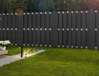 Grauer WPC-Zaun in der Nähe eines Hauses