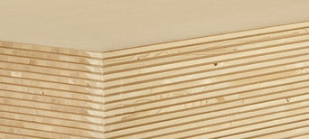 Nahaufnahme einer Tischlerplatte mit mehrschichtigem Holzaufbau, ideal für den Möbel- und Innenausbau.