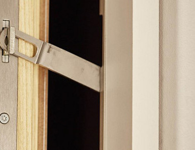 Vergrößerter Bereich einer weißen Funktionstür mit integrierter Öffnungssperre.