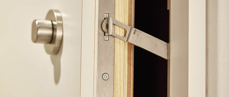 Vergrößerter Bereich einer weißen Funktionstür mit integrierter Öffnungssperre.