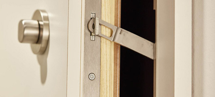 Vergrößerter Bereich einer weißen Funktionstür mit integrierter Öffnungssperre.