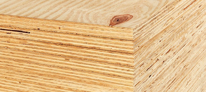 Nahaufnahme von Bausperrholz mit sichtbarer Schichtenverleimung und natürlicher Holzmaserung.