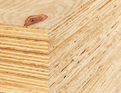 Nahaufnahme von Bausperrholz mit sichtbarer Schichtenverleimung und natürlicher Holzmaserung.