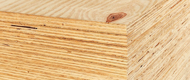 Nahaufnahme von Bausperrholz mit sichtbarer Schichtenverleimung und natürlicher Holzmaserung.