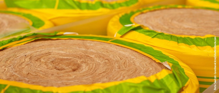 Gerollte Dämmwolle in gelb-grüner Verpackung, bereit für den Einsatz in Wärmedämmung und Schallschutz.