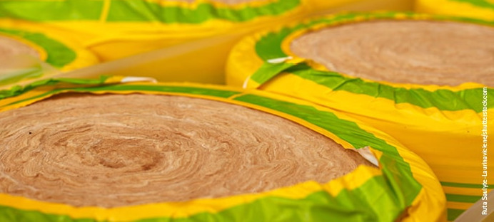 Gerollte Dämmwolle in gelb-grüner Verpackung, bereit für den Einsatz in Wärmedämmung und Schallschutz.