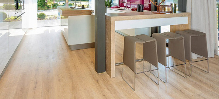 Die Küche ist mit hellem Holzlaminat ausgelegt. Eine Koch- und Essinsel mit drei Hockern lädt zum Verweilen ein.