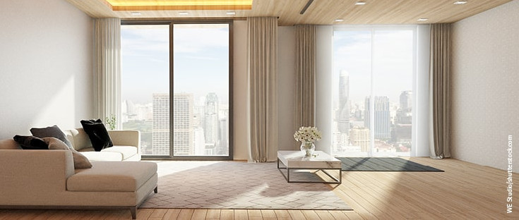 Wohnzimmer mit holzgetäfelter Decke, Wand, Holzpaneelböden, großem Sofa und Tisch mit Blumenvase. Panoramafenster mit Blick auf Innenstadt-Wolkenkratzer.